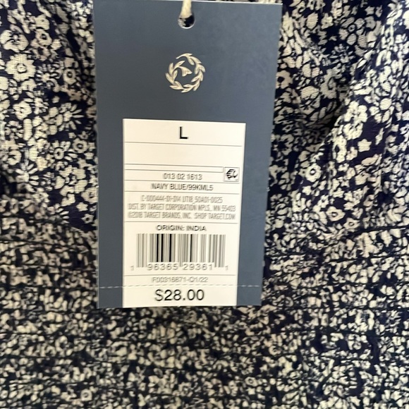 Universal Thread blouse. Large. NWT. Blue & white floral. Puffy sleeves. Pretty - Picture 4 of 6